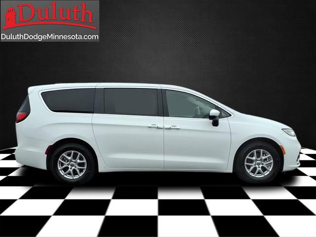 Used 2023 Chrysler Pacifica Touring-L FWD image 6