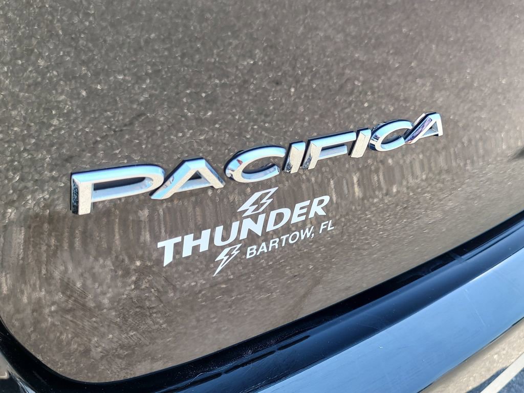 Used 2024 Chrysler Pacifica Touring-L image 6