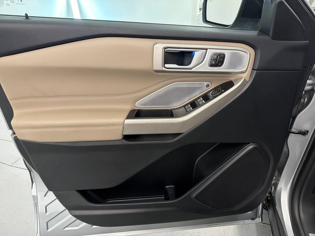 Used 2024 Ford Explorer Limited w/ Limited Technology Package RWD image 11