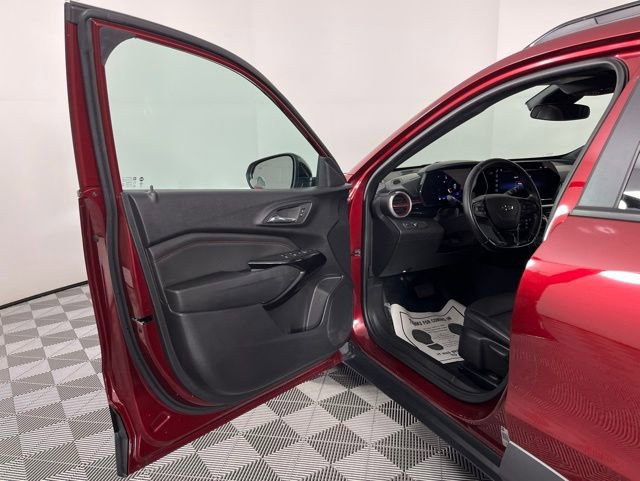Used 2024 Chevrolet Trax RS w/ Sunroof Package FWD image 18