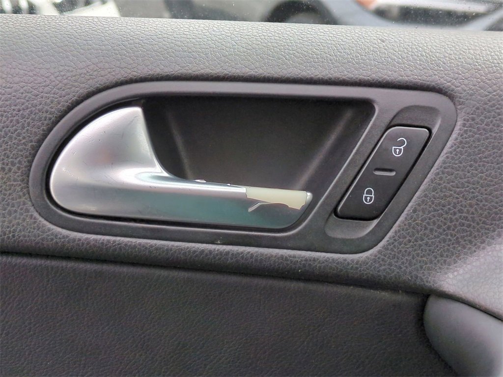 Used 2017 Volkswagen Tiguan S image 11