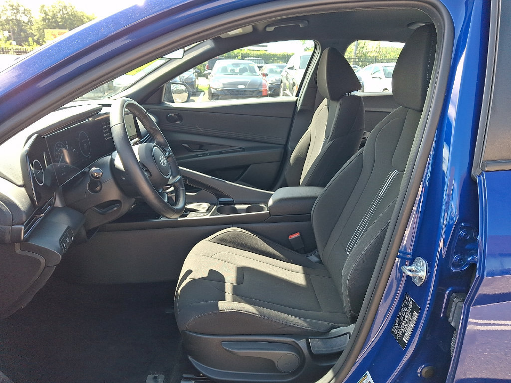 Certified 2025 Hyundai Elantra SEL FWD image 12