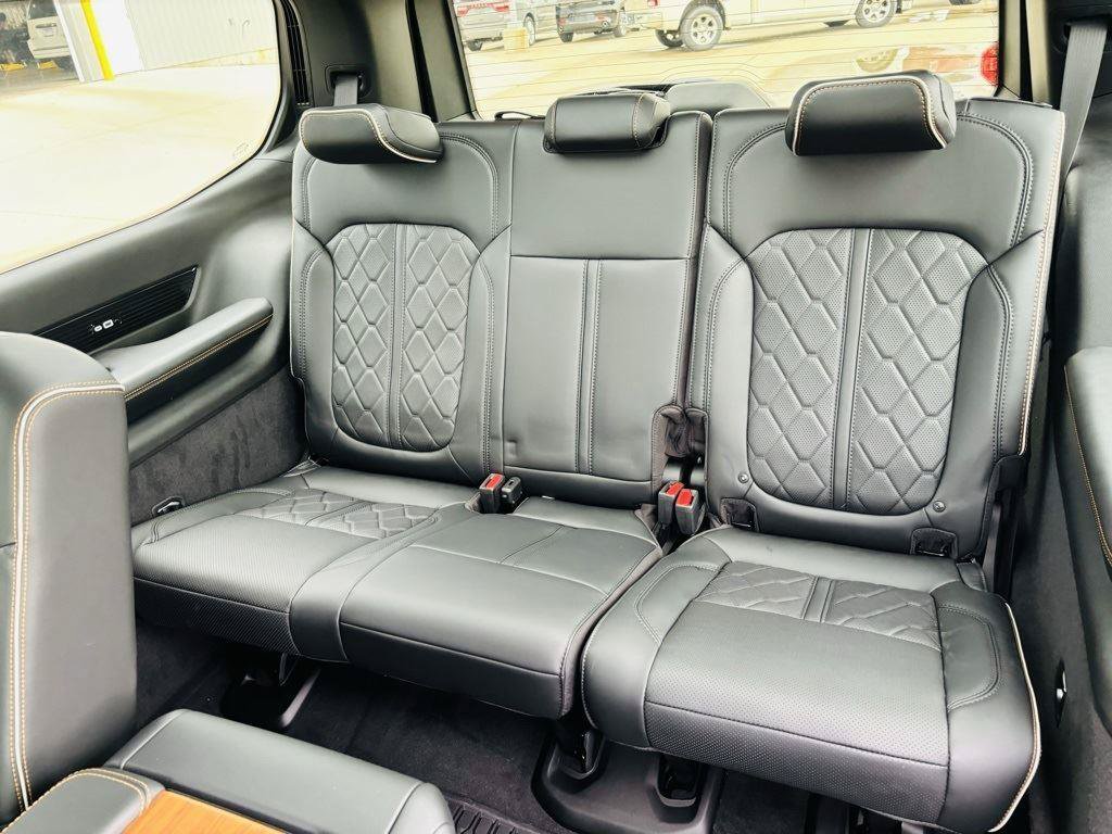 New 2024 Jeep Grand Wagoneer Series III AWD/4WD image 31