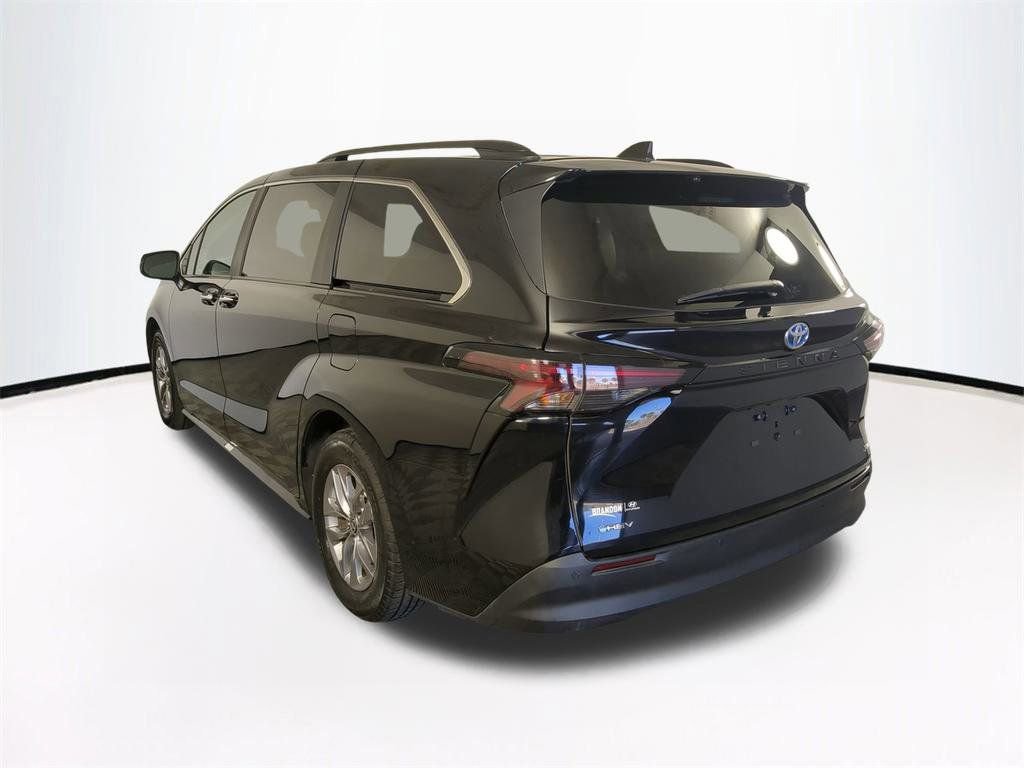 Used 2025 Toyota Sienna XLE image 7