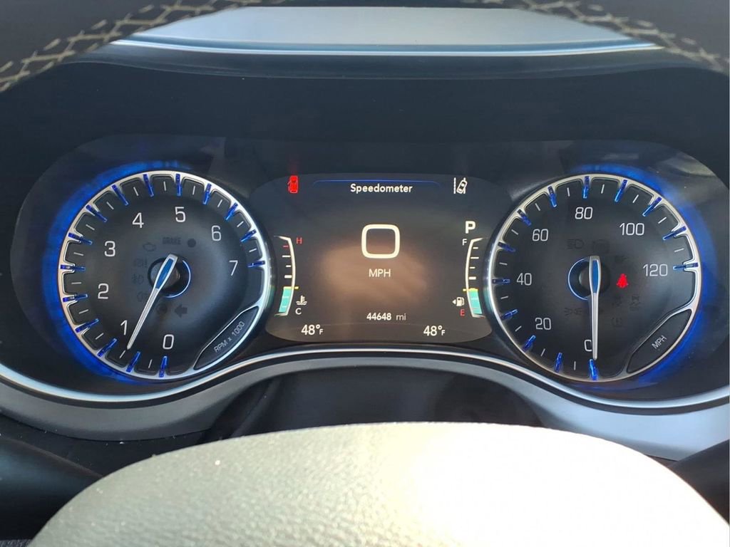 Used 2025 Chrysler Pacifica Limited image 14