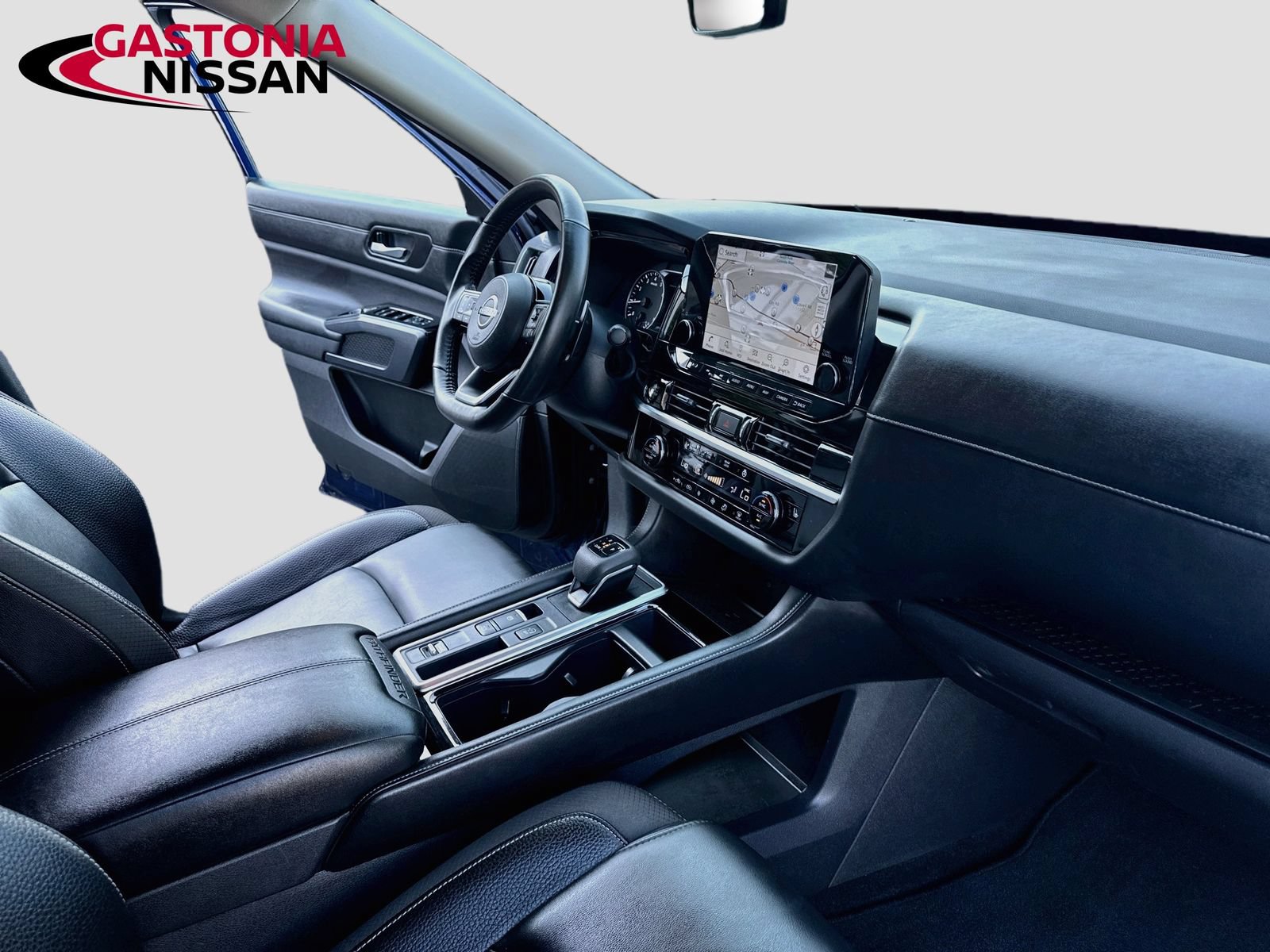Used 2025 Nissan Pathfinder SL FWD image 38