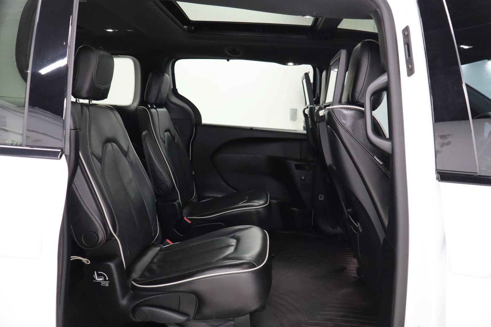 Used 2019 Chrysler Pacifica Limited w/ Advanced Safetytec Group FWD image 21