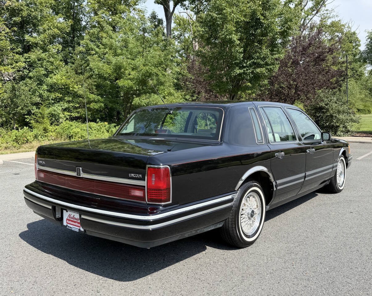 Used 1994 Lincoln Town Car Signature RWD image 5
