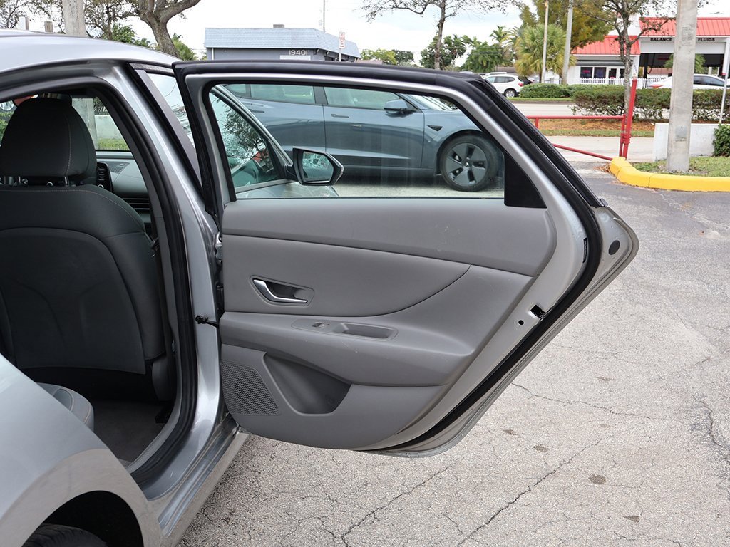 Used 2022 Hyundai Elantra SEL w/ Convenience Package image 24