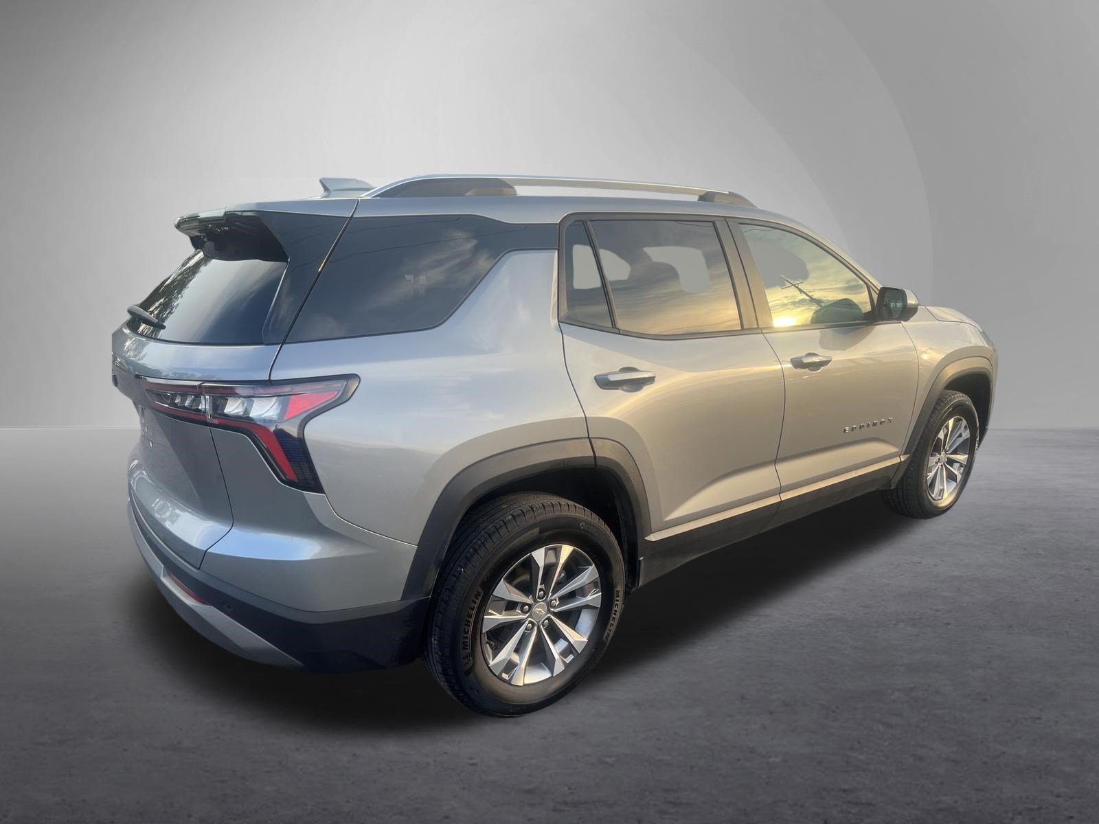 Used 2025 Chevrolet Equinox LT w/ Convenience Package II AWD/4WD image 3