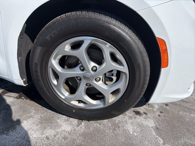 Used 2023 Chrysler Pacifica Limited FWD image 4