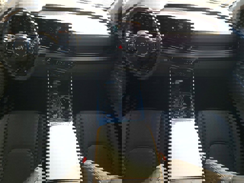 Used 2025 Kia Carnival EX image 25