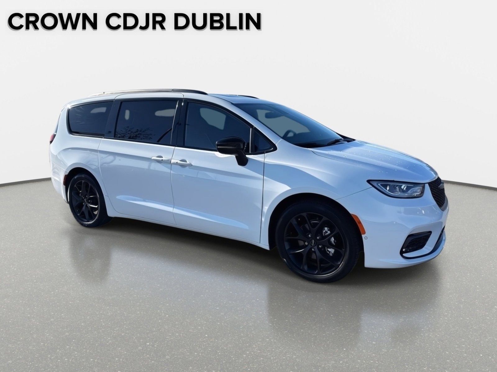 Used 2024 Chrysler Pacifica Limited w/ S Appearance Package image 2