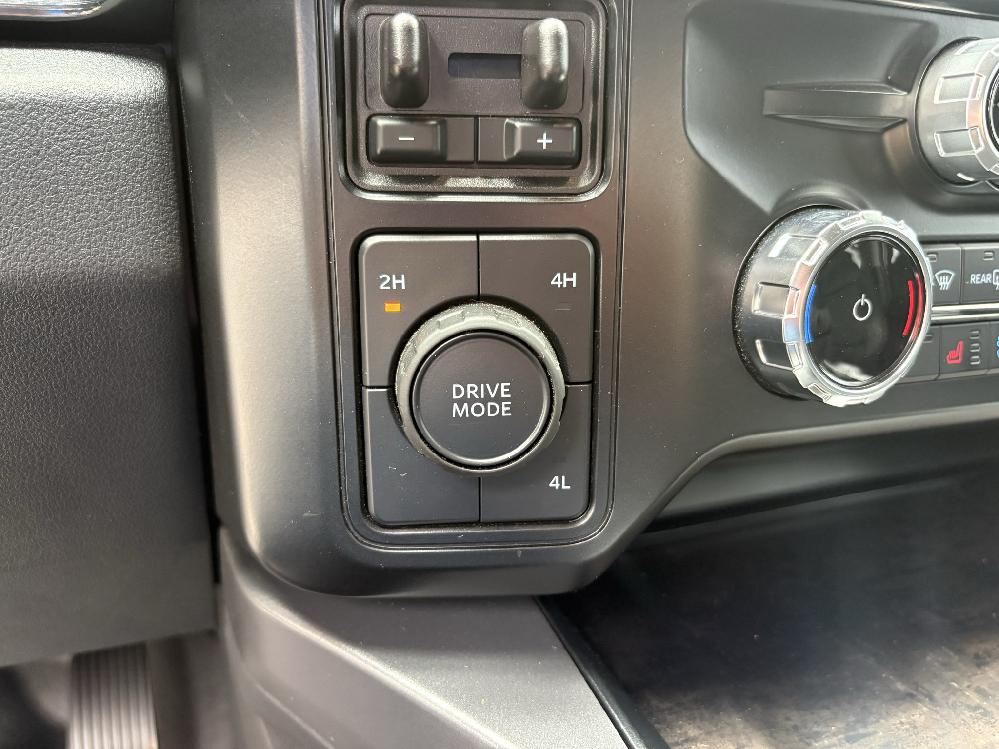 Used 2024 Ford F350 Lariat w/ Lariat Ultimate Package AWD/4WD image 26