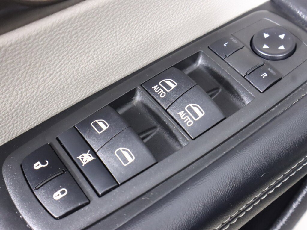 Used 2022 Chrysler Voyager LX image 28