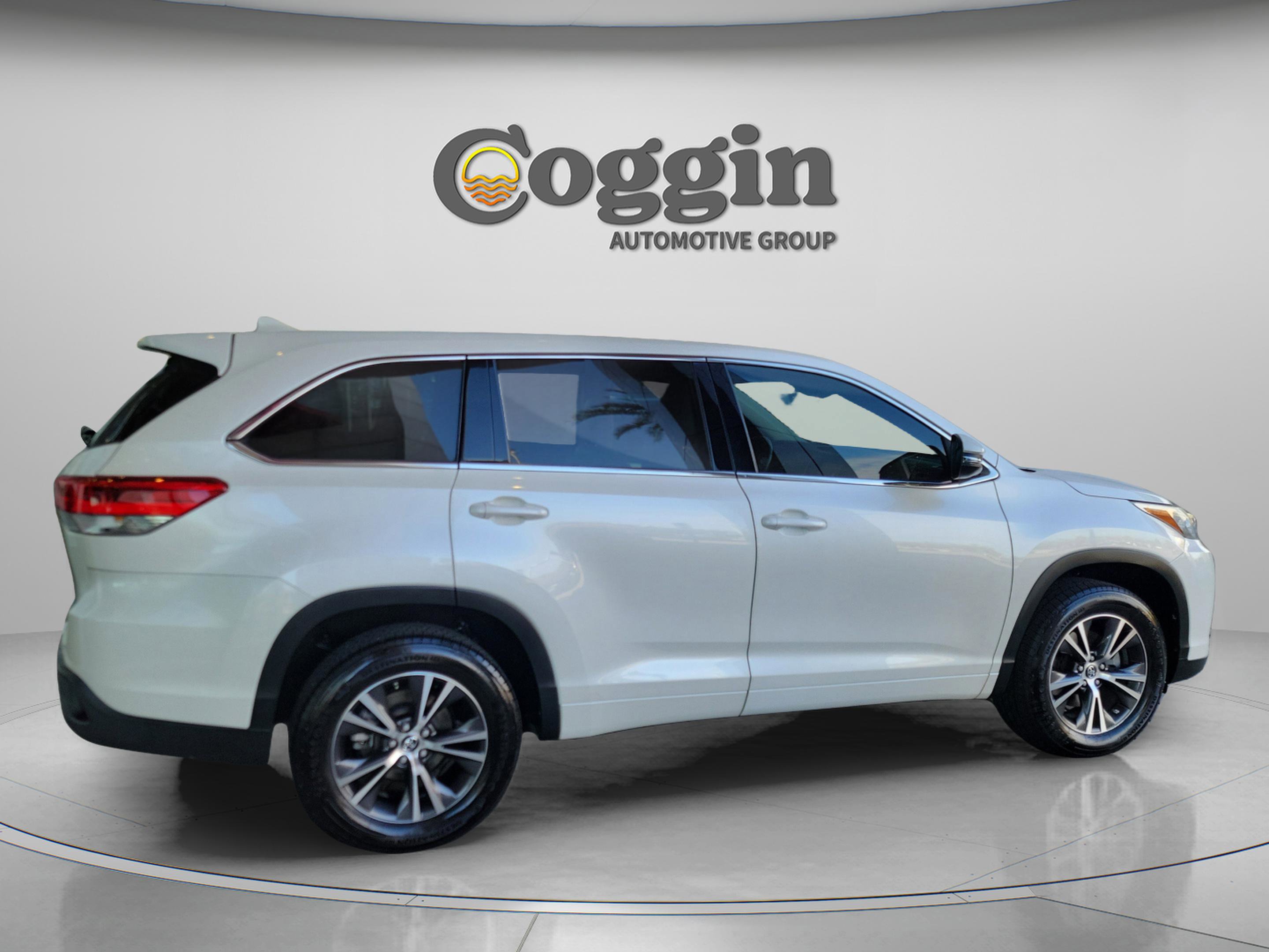 Used 2018 Toyota Highlander LE image 4