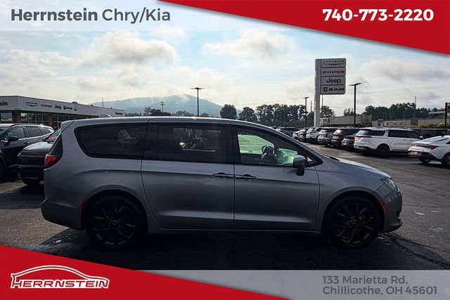 Used 2018 Chrysler Pacifica Touring Plus w/ S Appearance Package FWD image 30