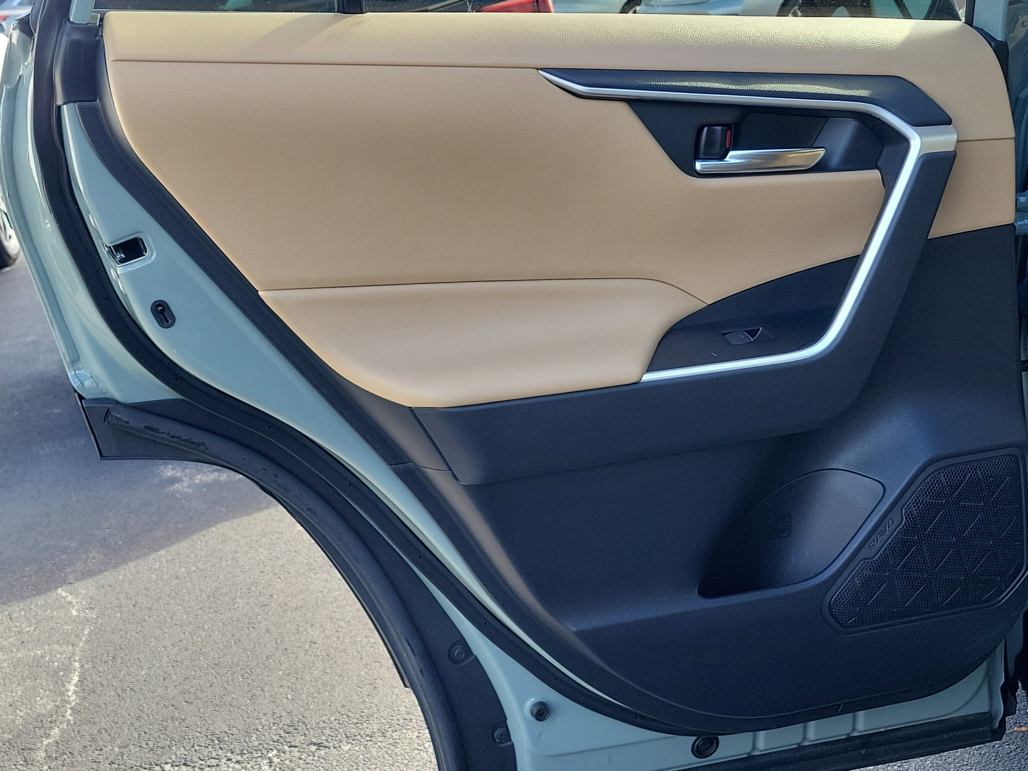 Used 2022 Toyota RAV4 XLE Premium image 16