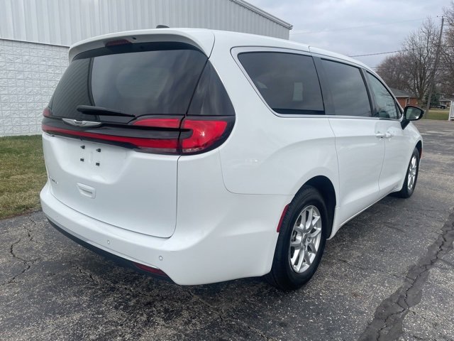 Used 2024 Chrysler Pacifica Touring-L image 8