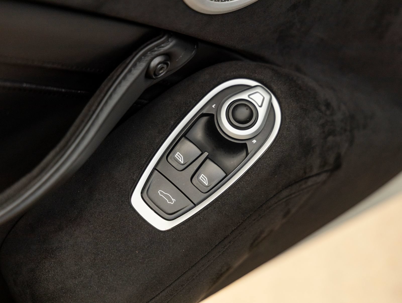 Used 2019 Aston Martin V8 Vantage Coupe RWD image 18