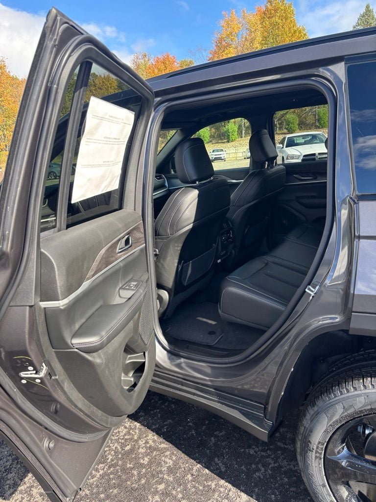 Used 2025 Jeep Grand Cherokee Limited w/ Black Appearance Package AWD/4WD image 19
