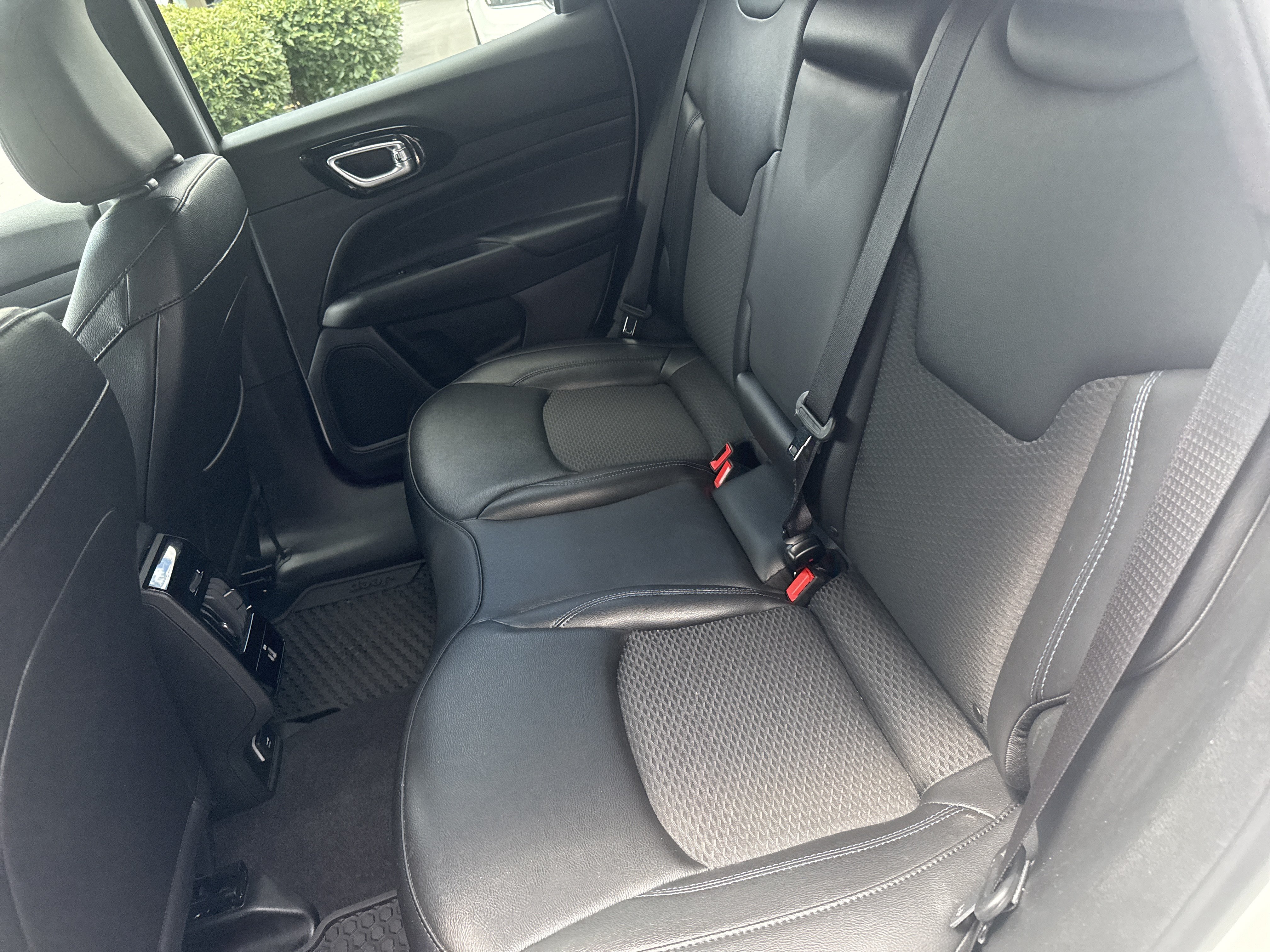 Used 2025 Jeep Compass Latitude w/ Convenience Group AWD/4WD image 13