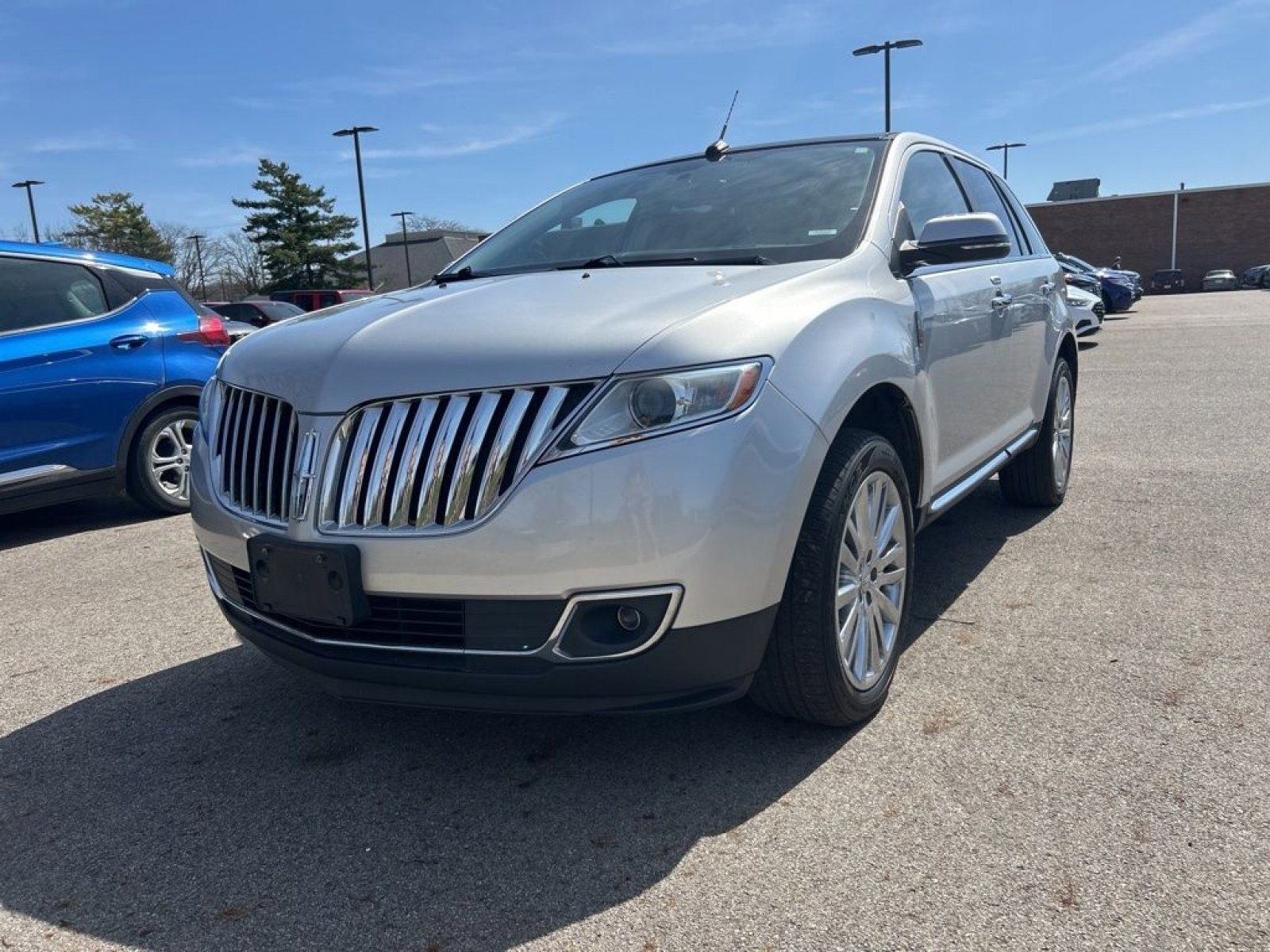 Used 2013 Lincoln MKX FWD image 2