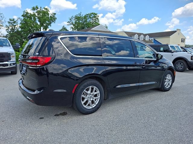 Used 2024 Chrysler Pacifica Touring-L FWD image 16
