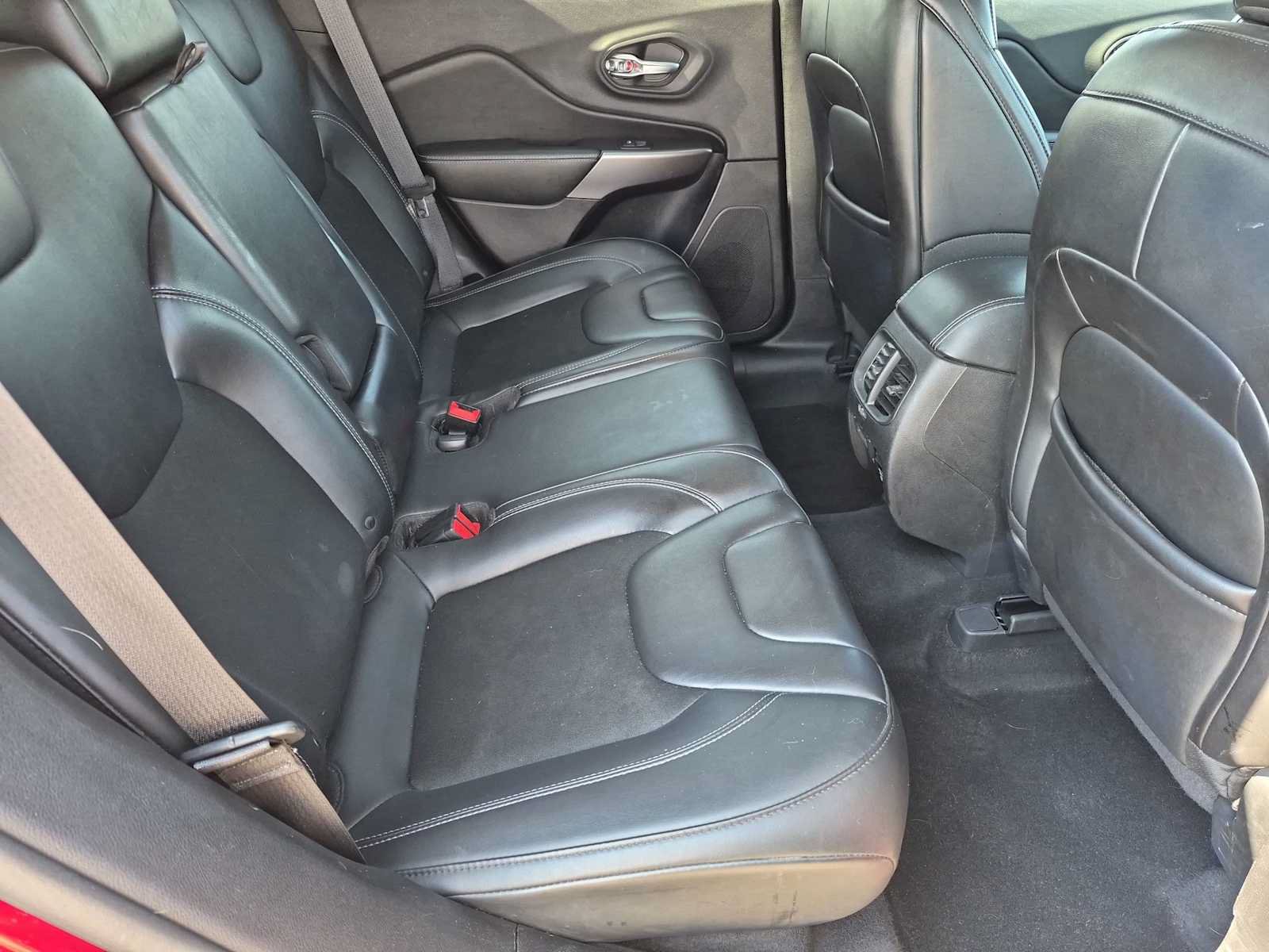 Used 2019 Jeep Cherokee Latitude Plus w/ Comfort/Convenience Group AWD/4WD image 19