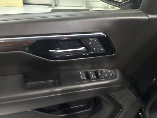 Used 2025 Chevrolet Suburban Z71 image 27