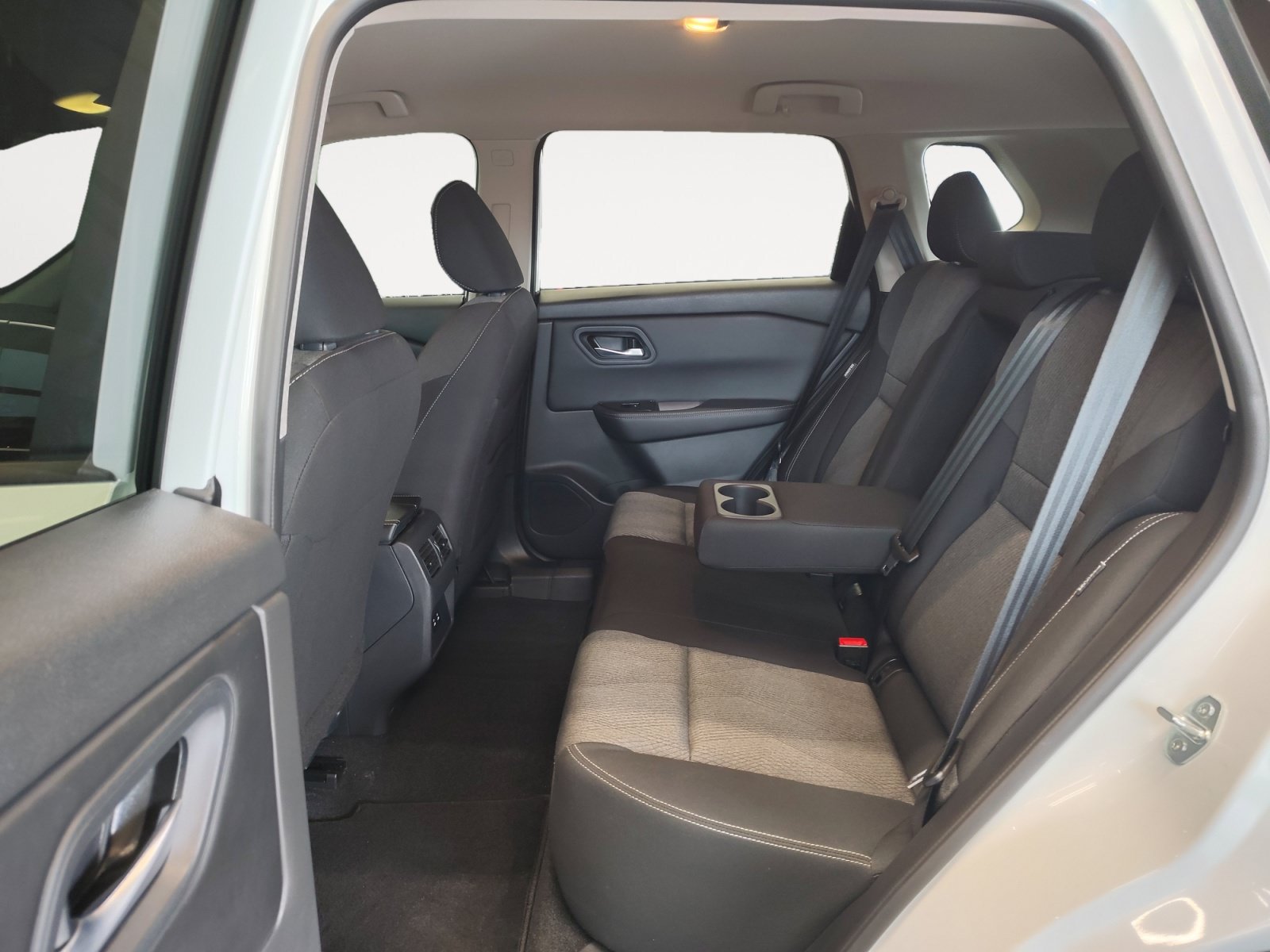 Used 2025 Nissan Rogue SV FWD image 24
