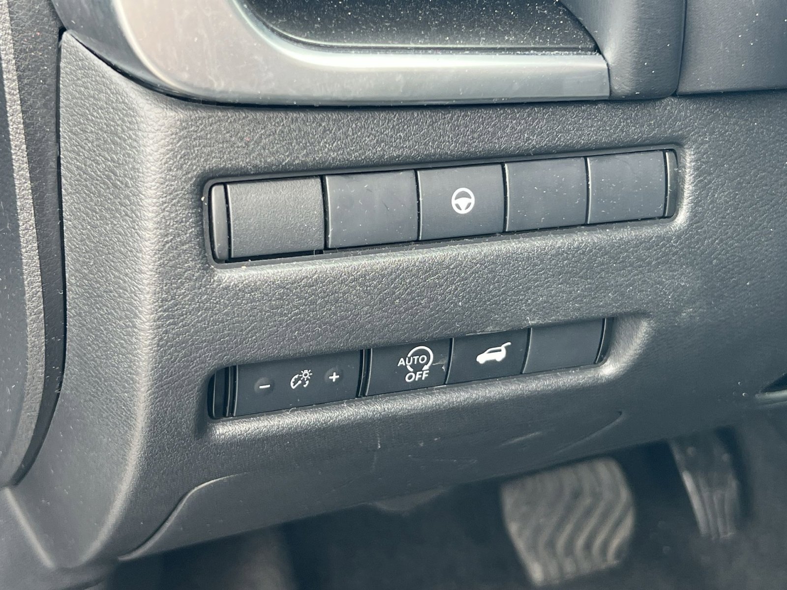 Used 2025 Nissan Rogue SV FWD image 27