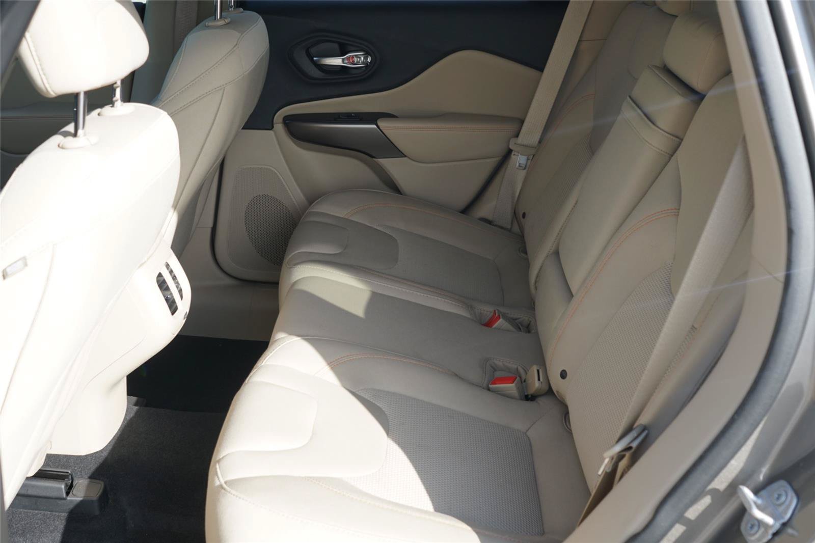 Used 2019 Jeep Cherokee Latitude w/ Popular Appearance Group FWD image 22