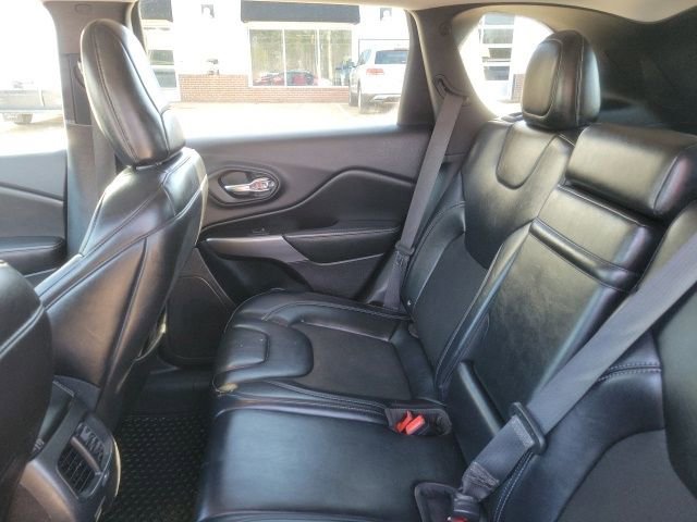 Used 2019 Jeep Cherokee Latitude Plus w/ Cold Weather Group image 18