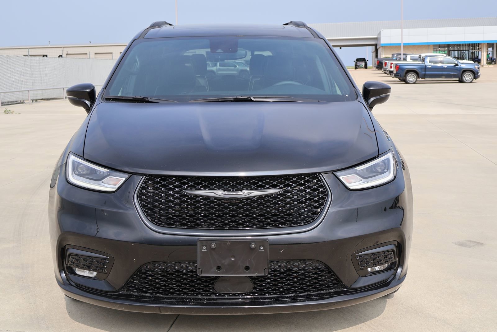 Used 2025 Chrysler Pacifica Limited FWD image 3