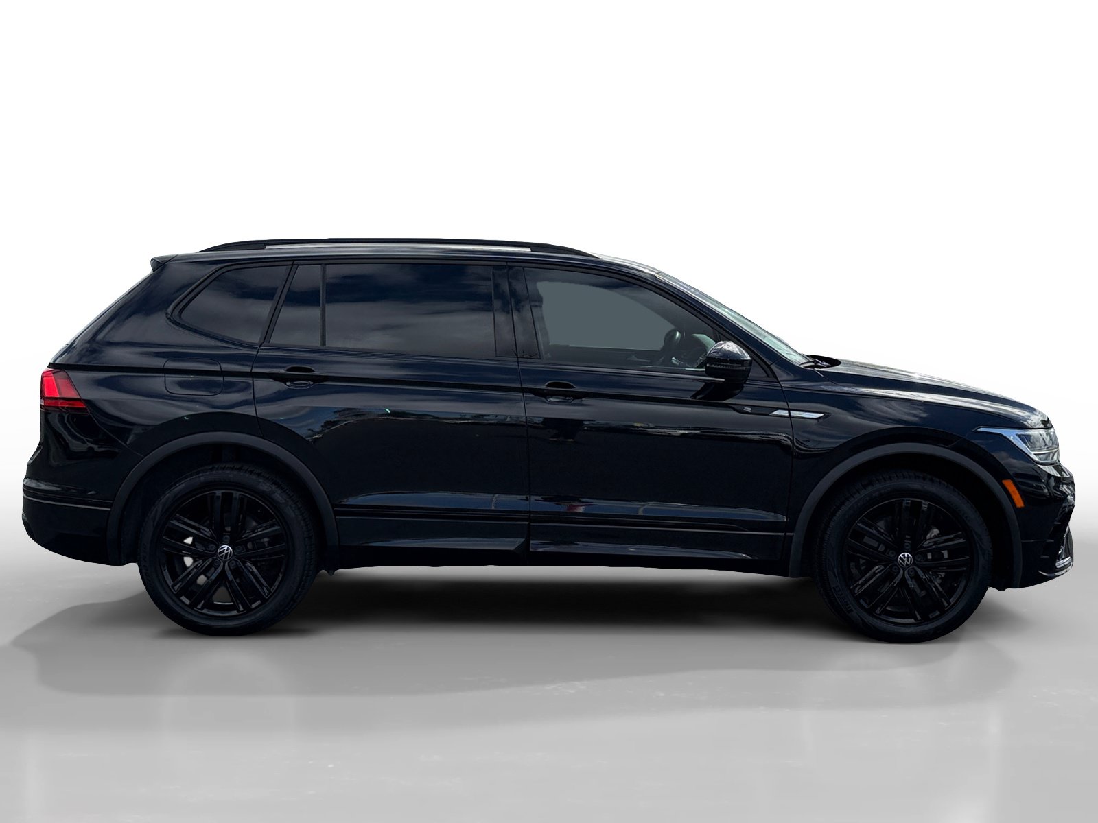 Certified 2022 Volkswagen Tiguan SE R-Line FWD image 6