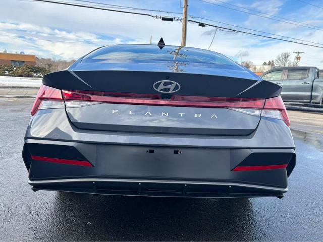Used 2025 Hyundai Elantra SEL FWD image 11