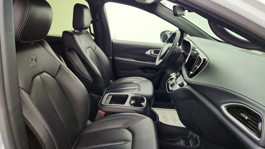 Used 2024 Chrysler Pacifica Limited FWD image 26