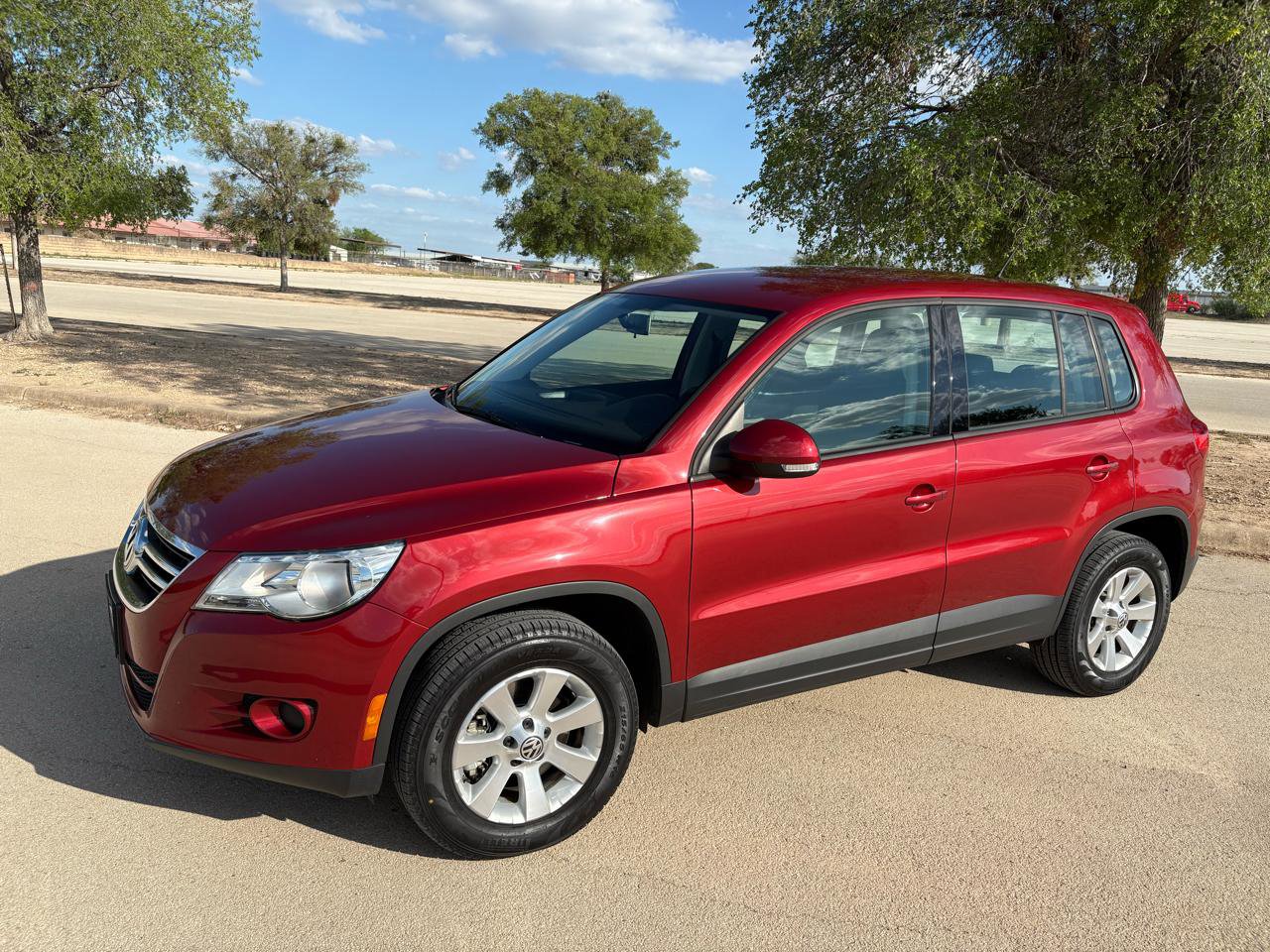 Used 2010 Volkswagen Tiguan S FWD image 2