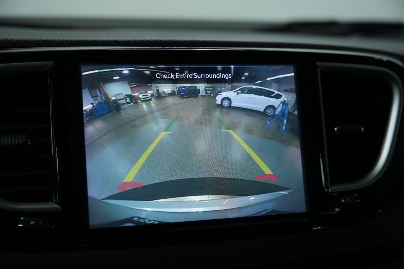 Used 2023 Chrysler Pacifica Touring-L FWD image 37