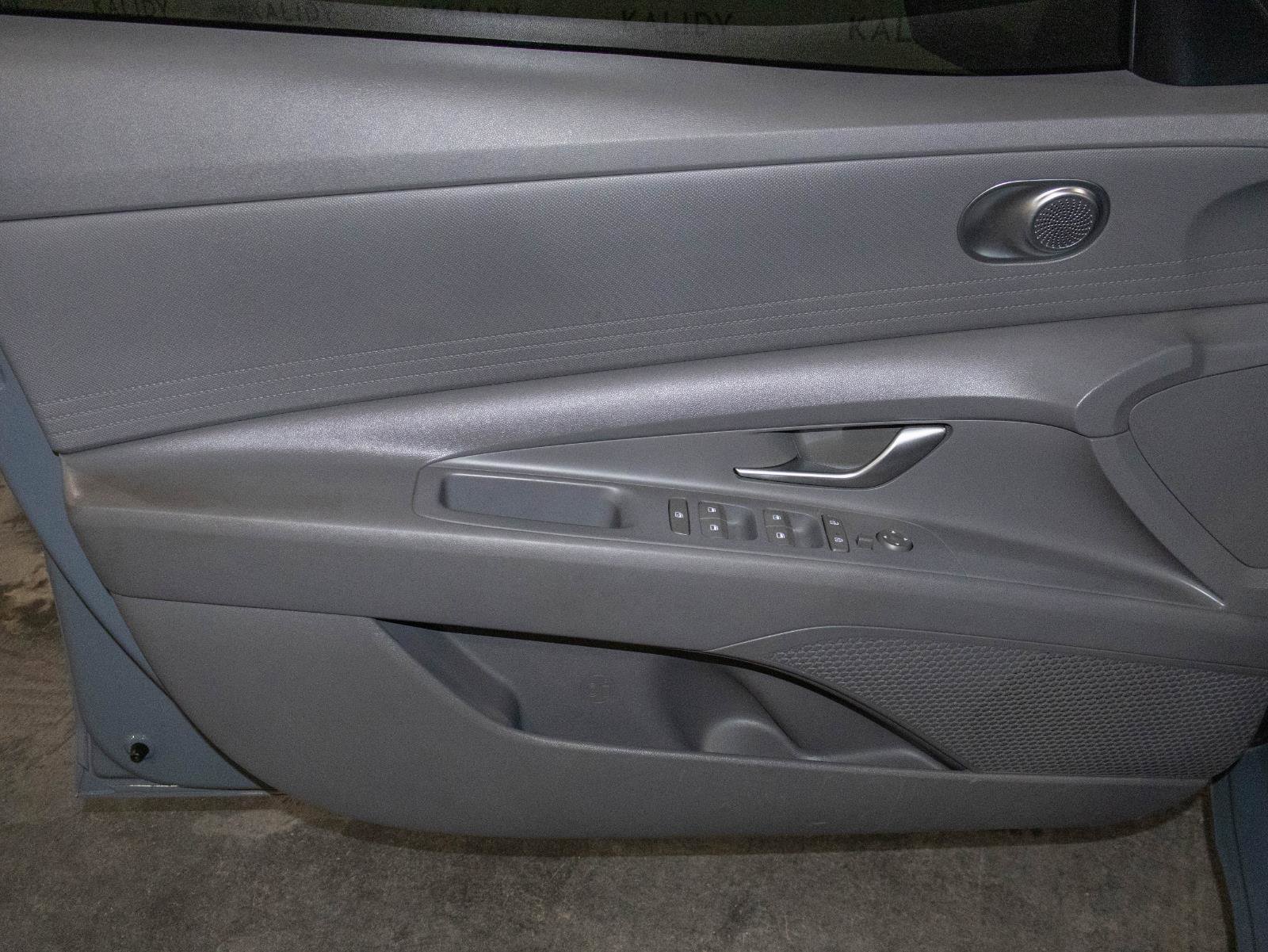 Used 2022 Hyundai Elantra SE w/ Preferred Accessory Package image 11