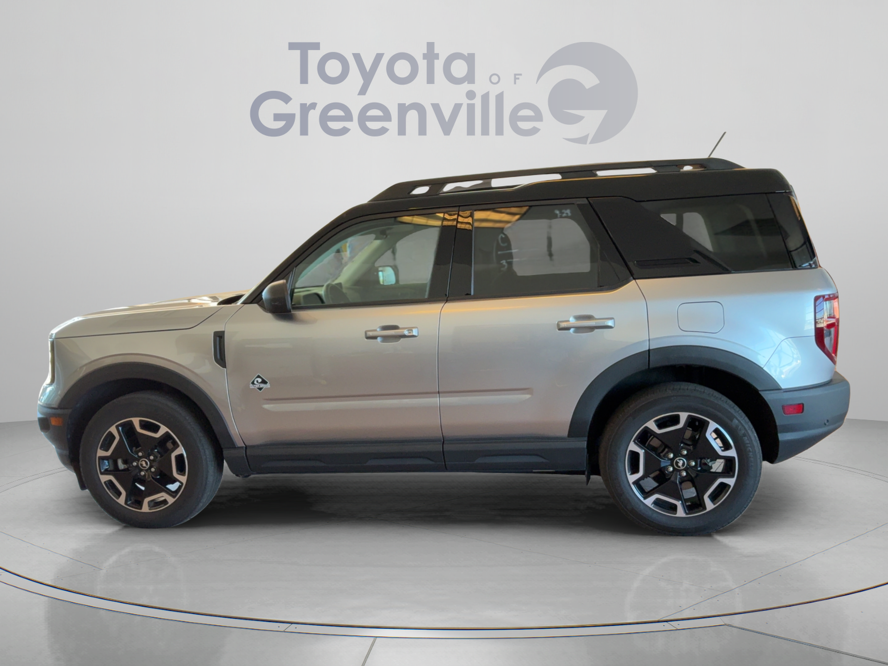 Used 2023 Ford Bronco Sport Outer Banks w/ Tech Package AWD/4WD image 2