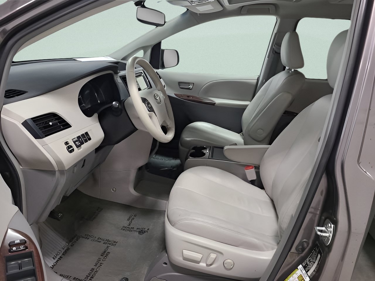 Used 2014 Toyota Sienna XLE w/ Entertainment Package FWD image 19