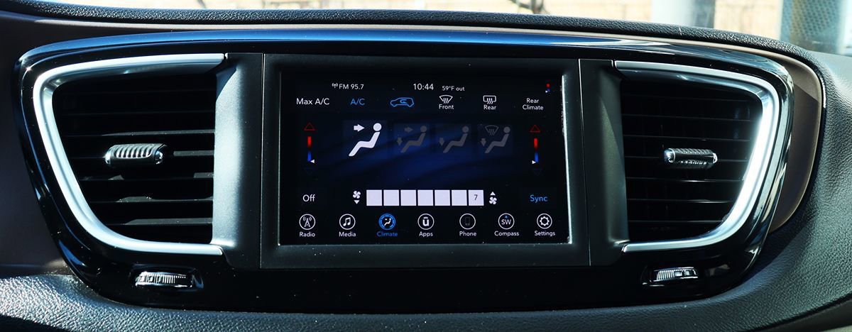 Used 2020 Chrysler Voyager L FWD image 46
