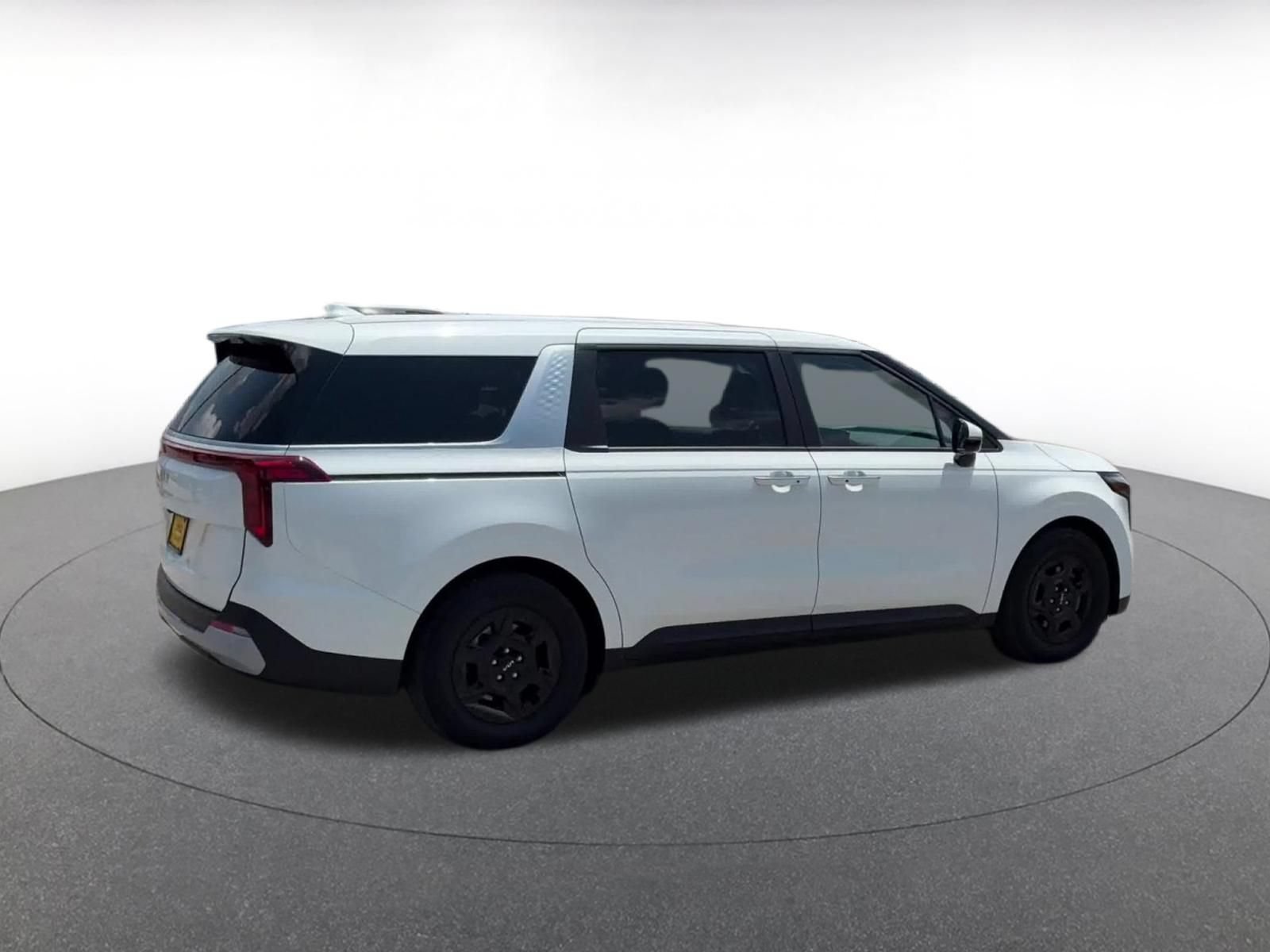 Used 2026 Kia Carnival FWD image 11
