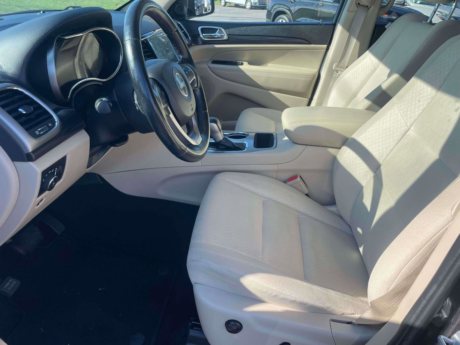 Used 2020 Jeep Grand Cherokee Laredo w/ Security & Convenience Group image 5