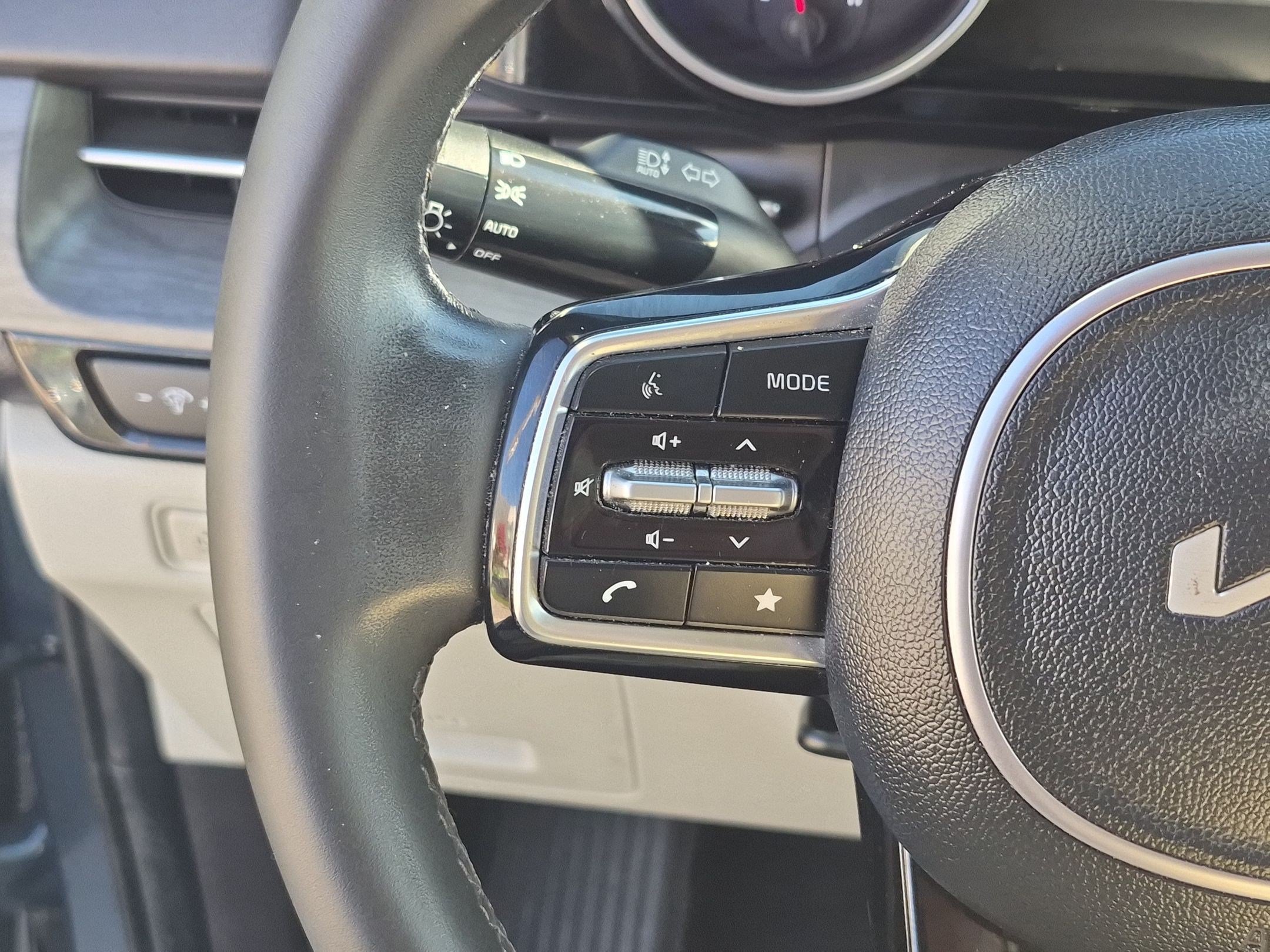 Used 2024 Kia Carnival EX FWD image 18