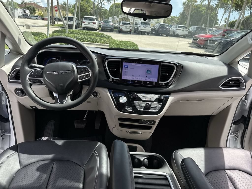 Used 2024 Chrysler Pacifica Touring-L FWD image 36
