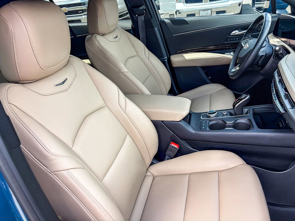 Used 2025 Cadillac XT4 Premium Luxury w/ Cold Weather Package AWD/4WD image 38