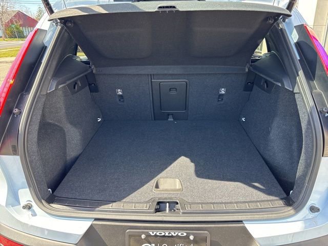 Used 2025 Volvo XC40 B5 Core image 11